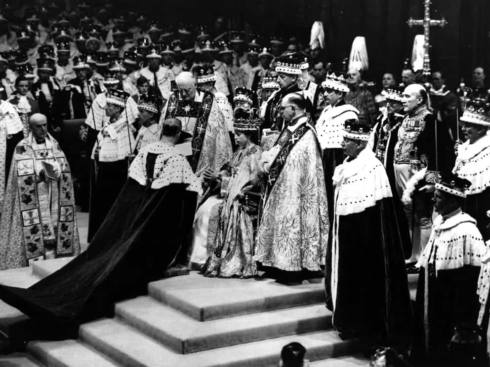 Tras la muerte de su padre, Isabel II fue nombrada Reina el 8 de febrero de 1952 y su coronación se llevó acabo en la Abadía de Westminster el 2 de junio de 1953.