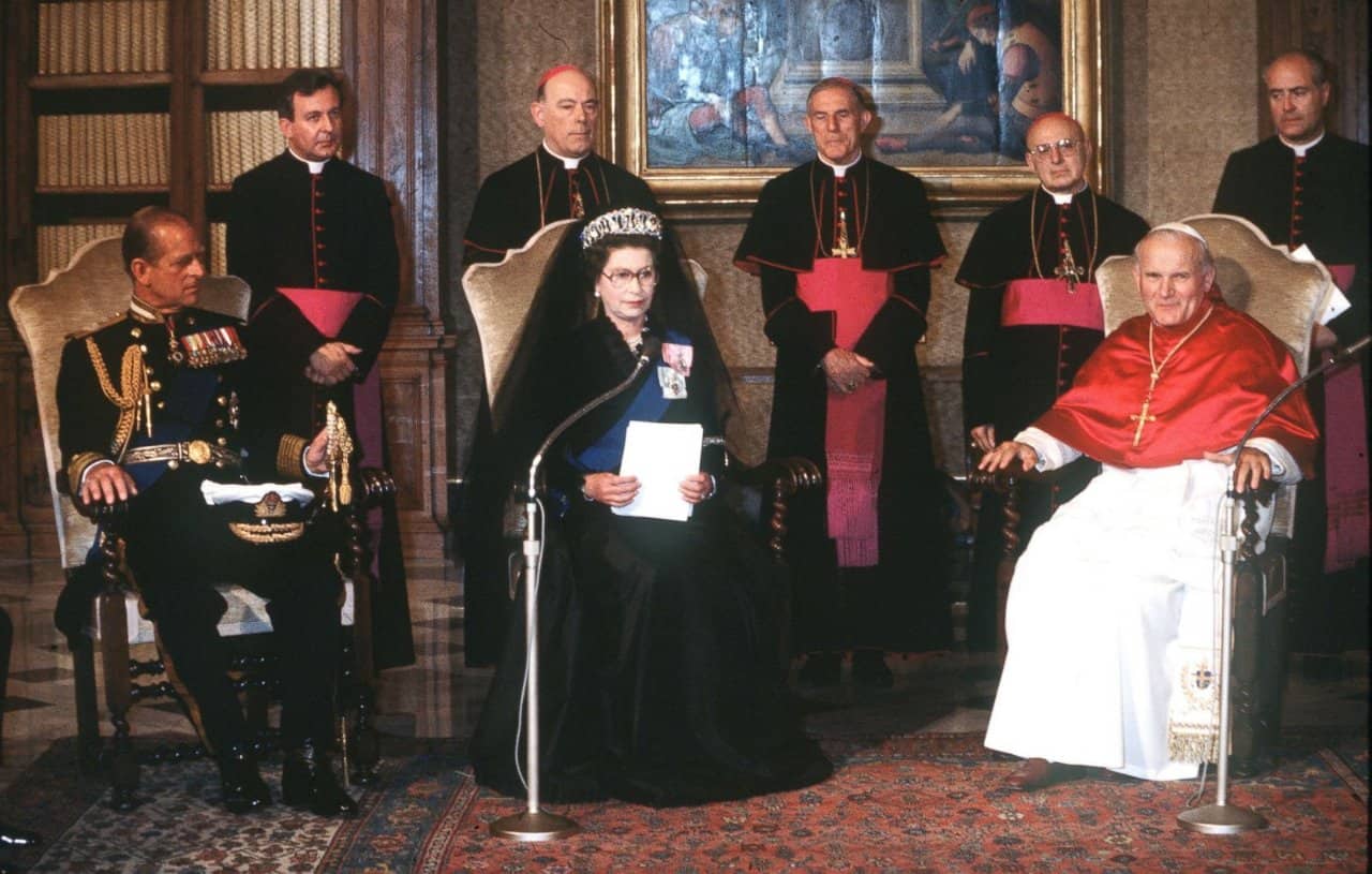 Además la monarca conoció a 5 de los 7 papás que estuvieron al frentede la Iglesia Católica los últimos 70 años, y reestableció la buena relación que se había perdido cuando el Vaticano negó el divorcio al Rey Enrique VIII