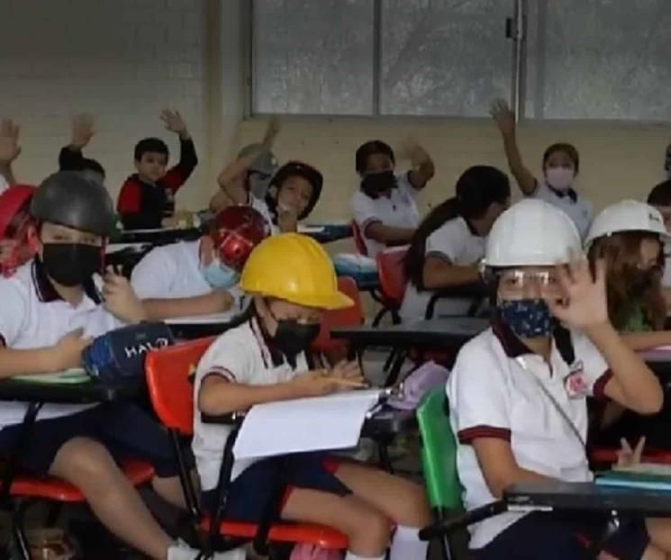 Acuden alumnos a escuela con cascos por daños en techos