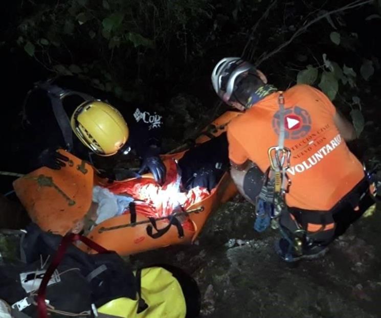 Rescatan a excursionista que cayó sobre cascada