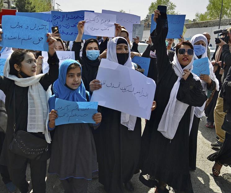 Protestan mujeres afganas por cierre de escuelas