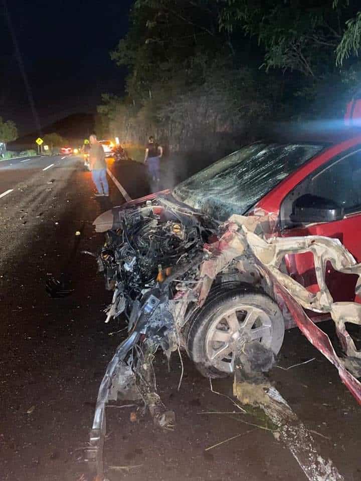 Luego de estrellarse contra un árbol, una pareja que viajaba en un vehículo resultó lesionada , en Allende