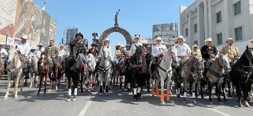 Celebran fundación regia con cabalgata por avenidas