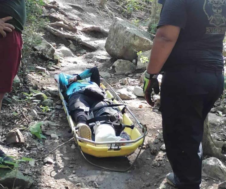 Rescatan a mujer de la tercera edad que cayó en cerro