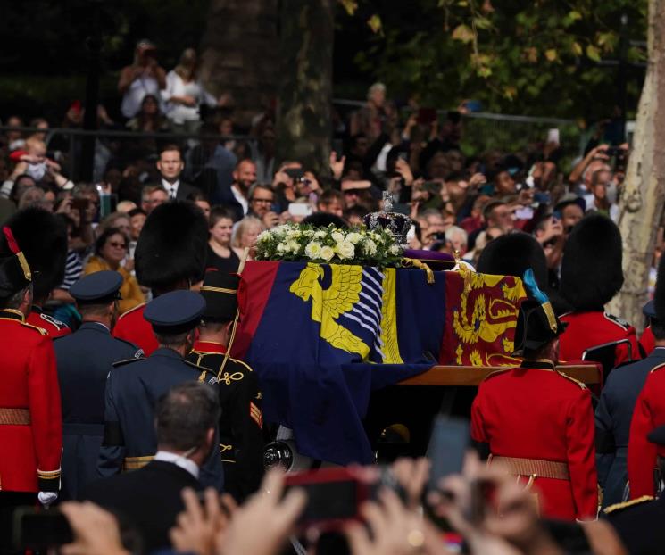 Desfilan miles para dar último adiós a Isabel II