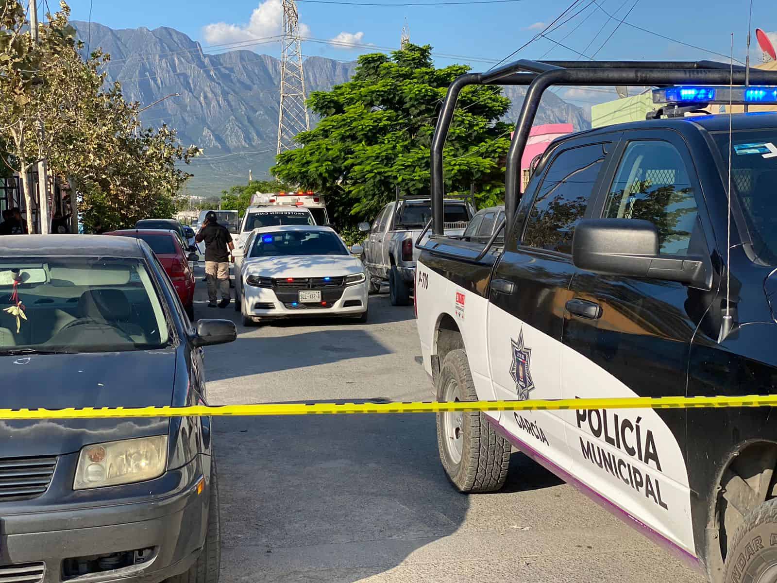 Un oficial de la Secretaria de Seguridad Pública de García, fue ejecutado de varios balazos, cuando salía de su domicilio
