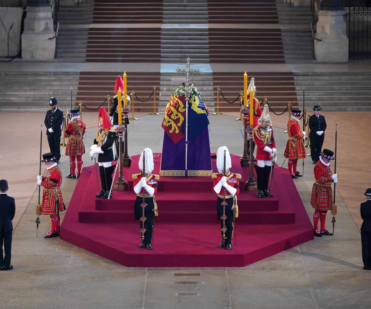 Se desmaya Guardia Real mientras velaba el ataúd de la reina
