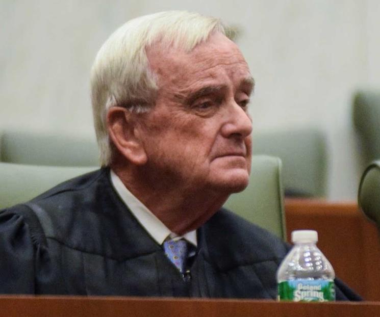 Designan a veterano juez de NY como árbitro en investigación