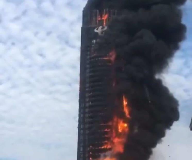 Arde rascacielos en China