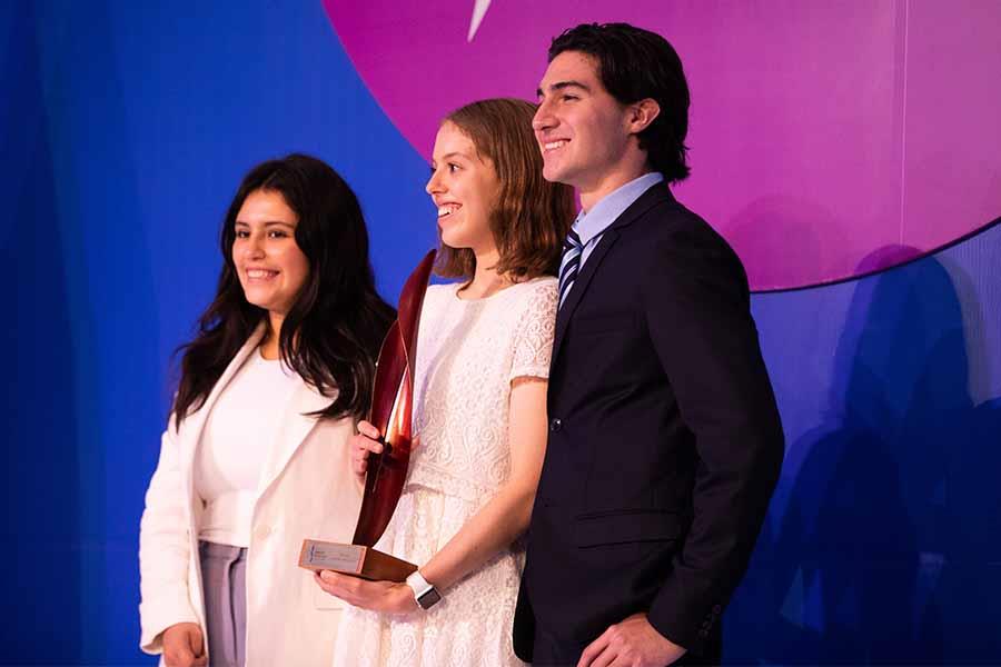 Estudiantes galardonados por innovación educativa De Raíz