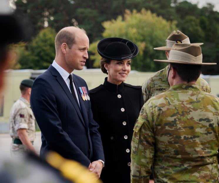 William y Kate se  reúnen con soldados
