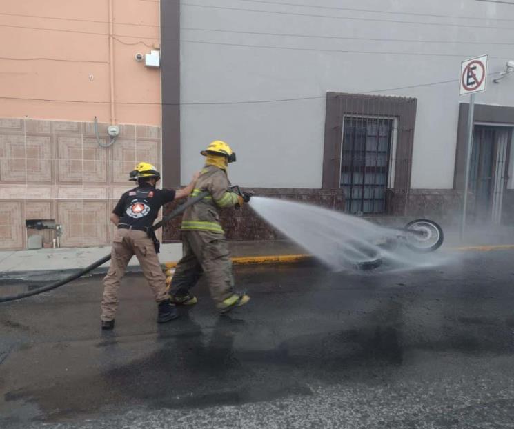 Arde motocicleta en Allende