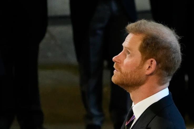 Un príncipe Harry con ojos llorosos durante el funeral