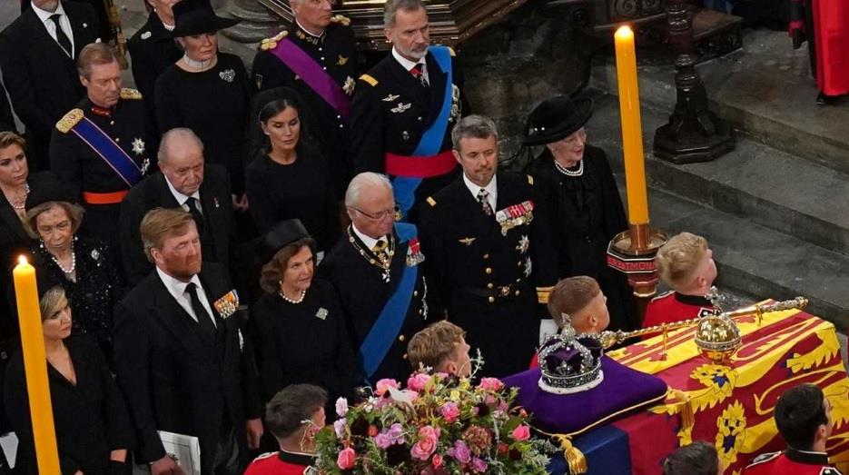 Felipe VI de España y su papá se reencuentran en funeral
