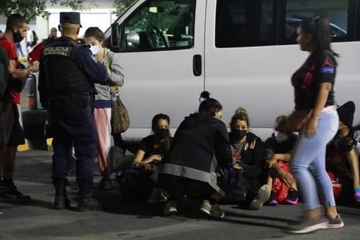 Rescatan a 30 migrantes, detienen a tres polleros
