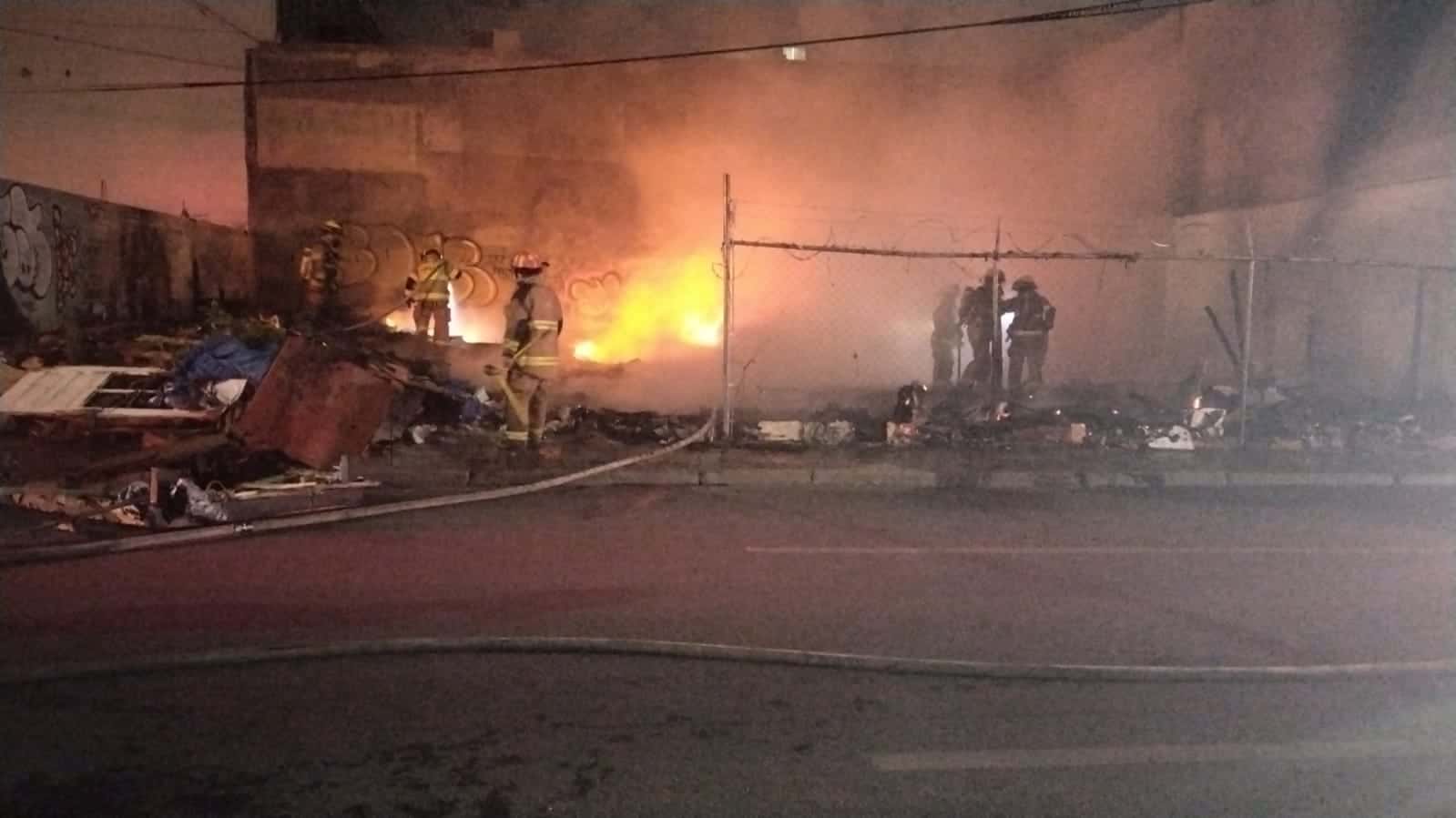 Un terreno baldío en el centro de Monterrey se incendió y movilizó a elementos de Bomberos