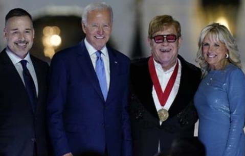 Da Elton John show en la Casa Blanca