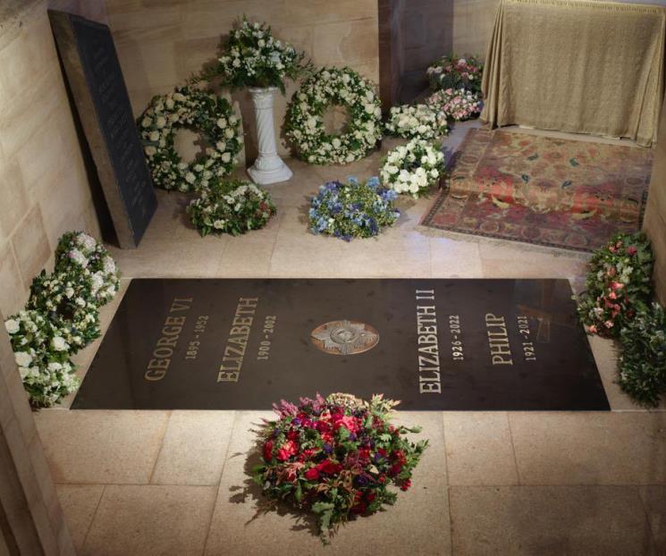 Develan oficialmente la lápida de Isabel II