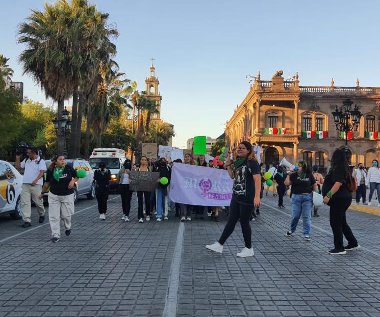 Arman plantón y marchan para exigir aborto legal