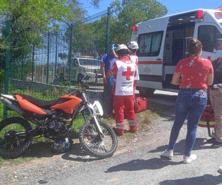 Sale motociclista herido en choque