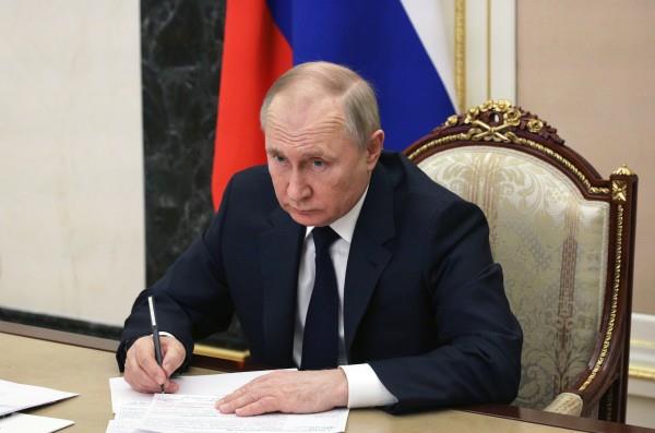 Putin formaliza anexión ilegal de 4 urbes