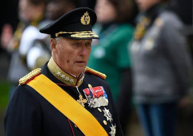 Rey Harald V de Noruega también podría reducir su monarquía