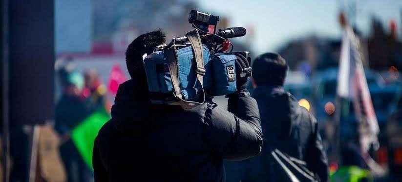 Periodistas y activista alistan denuncia por espionaje