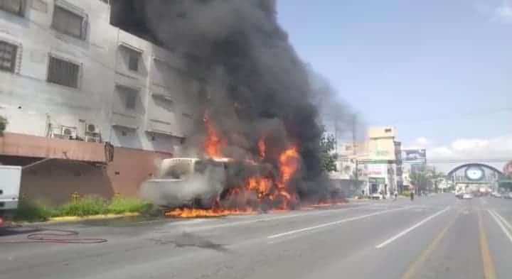 Se incendia camión en el Centro de Monterrey