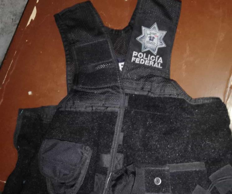 Cae ex reo con chaleco oficial de la extinta Policía Federal