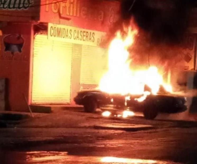 Arde vehículo frente a tortillería