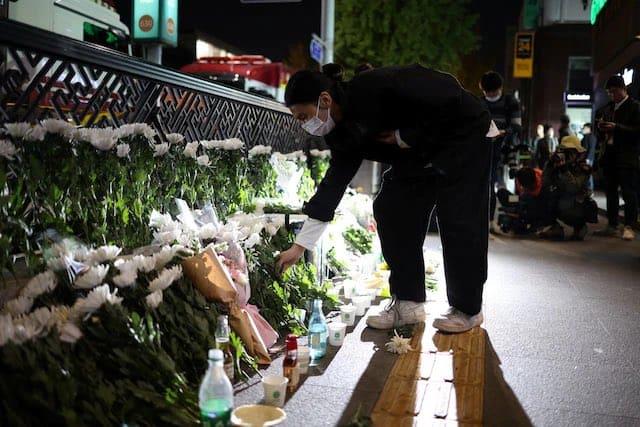 Estampida de Seúl sube a 153 muertos; declaran luto nacional