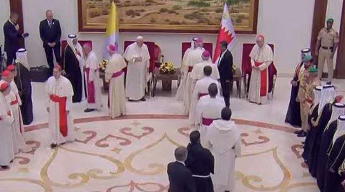 El Papa llega a Bahrein y pide abrogar la pena de muerte