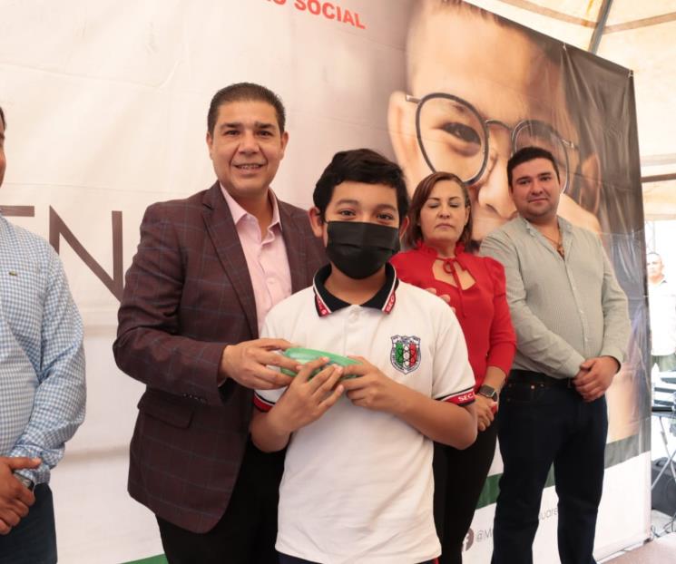 Entregan lentes gratis a estudiantes de Juárez
