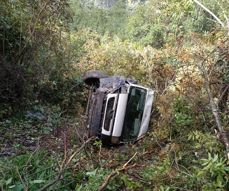 Cae camioneta a barranco; sobrevive conductor