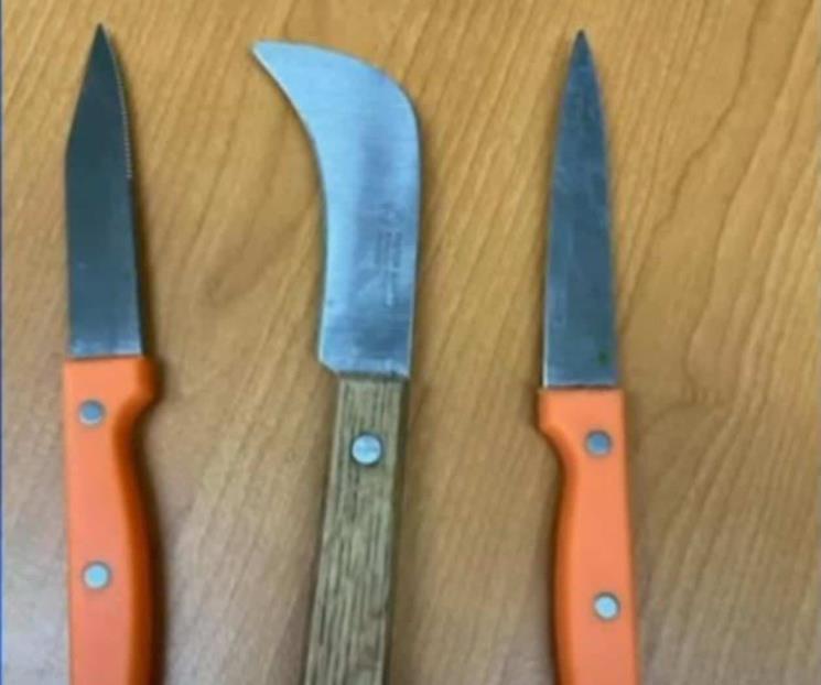 Hallan cuchillos a estudiantes de primaria
