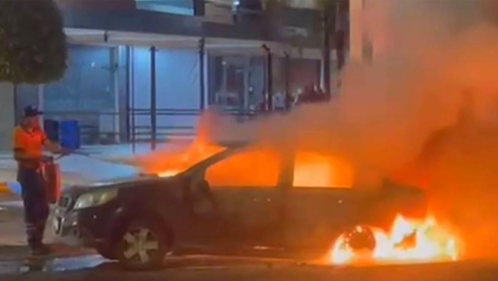 Realizan bloqueos con autos incendiados en Celaya