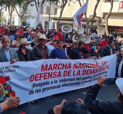 Apoyan  con manifestaciones al presidente de Perú