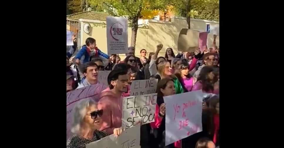Mexicanos en Madrid se unen a marcha en defensa del INE