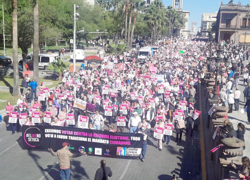 Se suma NL a marcha en defensa del INE