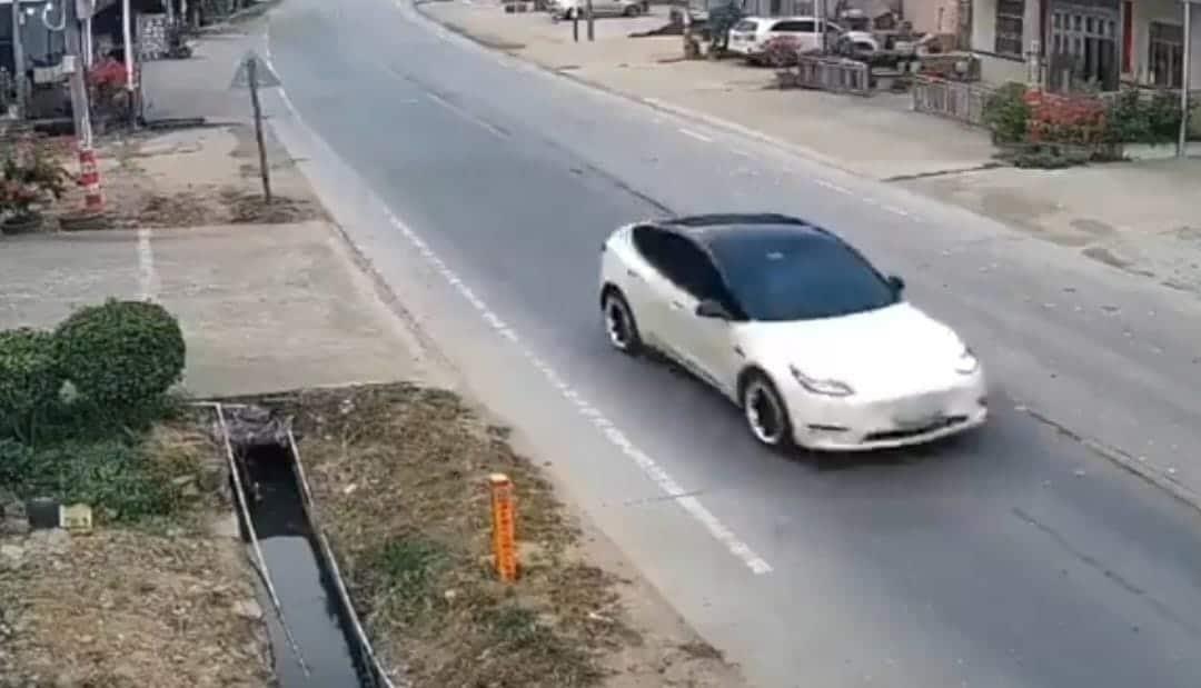 Un Tesla pierde el control y mata a dos personas en China