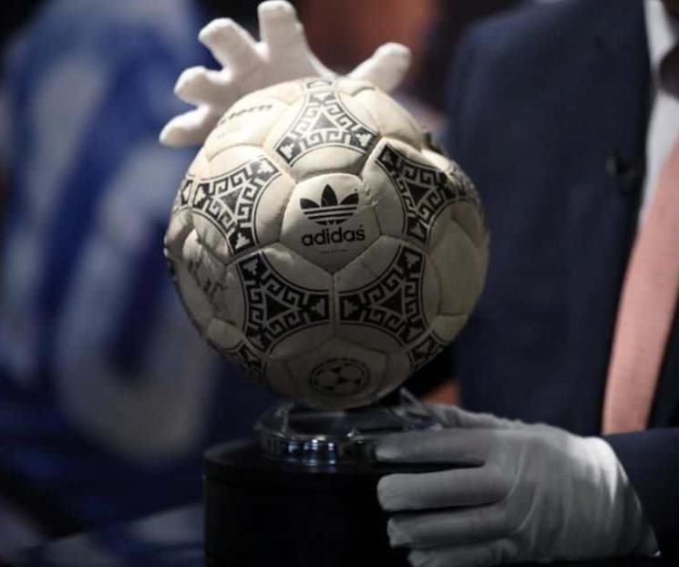Recibe árbitro millonaria por subasta de Balón de Maradona