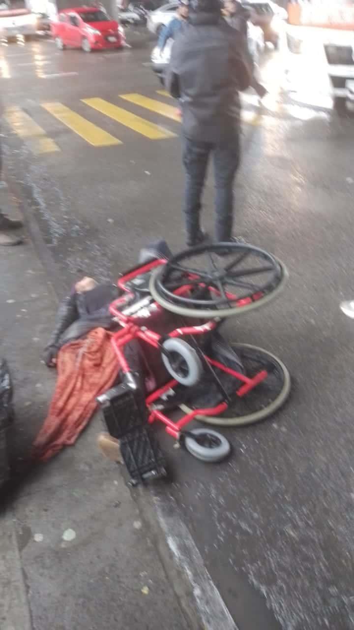 Arrolla camión a mujer en silla de ruedas