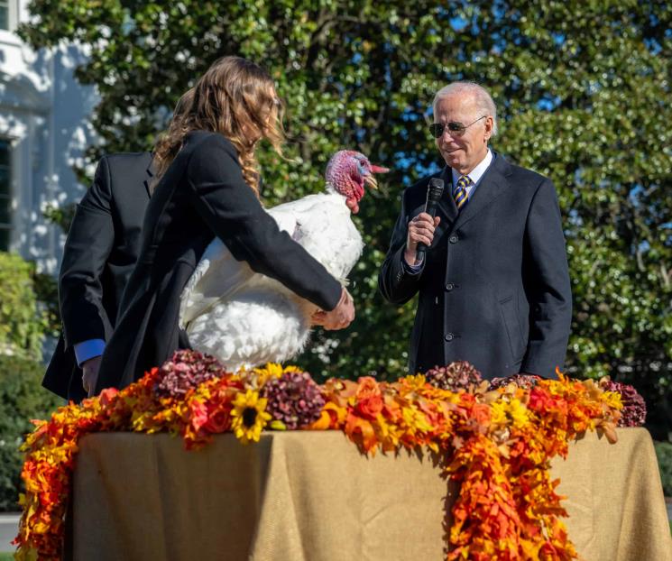 Abre Biden festividades; perdona a pavos Chocolate y Chip