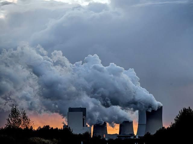 Urgen actualizar normas que regulan emisiones contaminantes