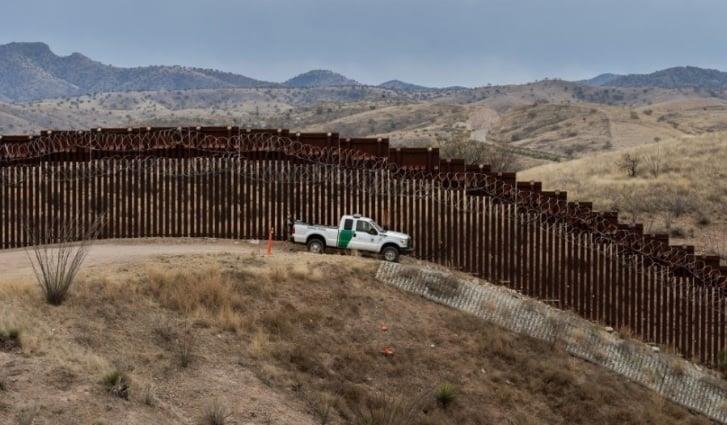 Texas enviará tanques a frontera con México