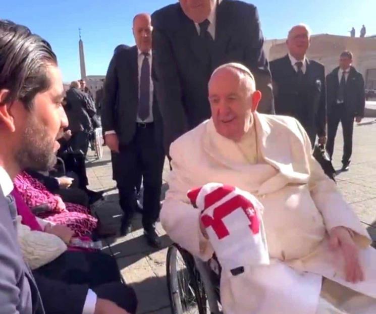 Pizarro de Rayados le regala jersey del Papa Francisco