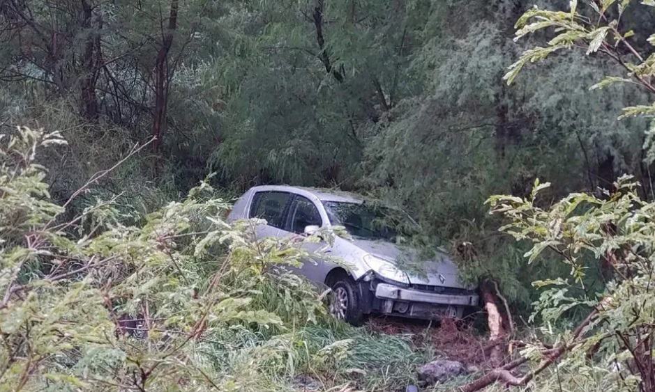 Un automóvil sedan terminó en el fondo del lecho del Río Santa Catarina