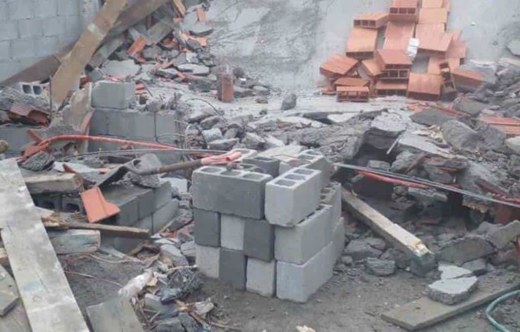 La loza de concreto se desplomó en una vivienda ubicada en la colonia 18 de Octubre en el municipio de Escobedo