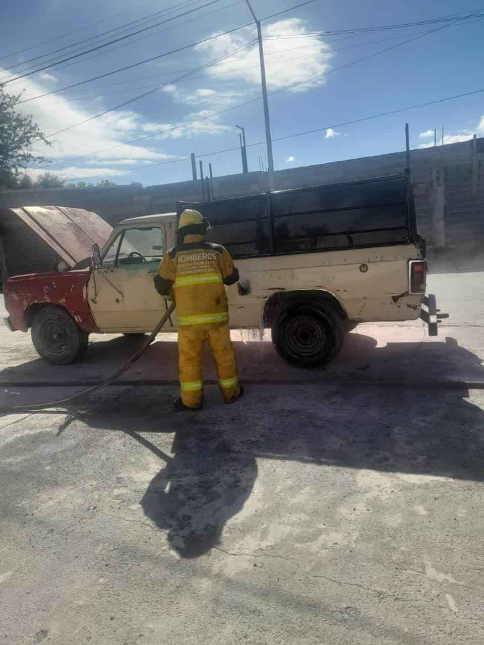 Los puestos de socorro se movilizaron al centro del municipio de Montemorelos, al reportarse el incendio de una camioneta