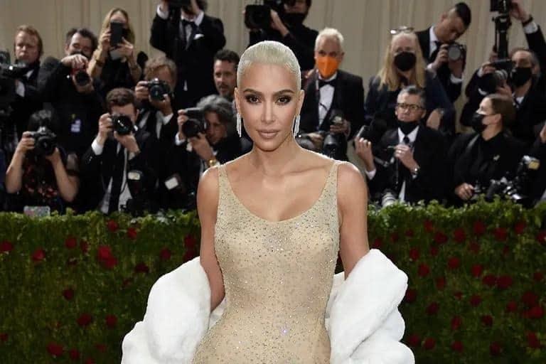 Kim Kardashian revalúa relación con Balenciaga
